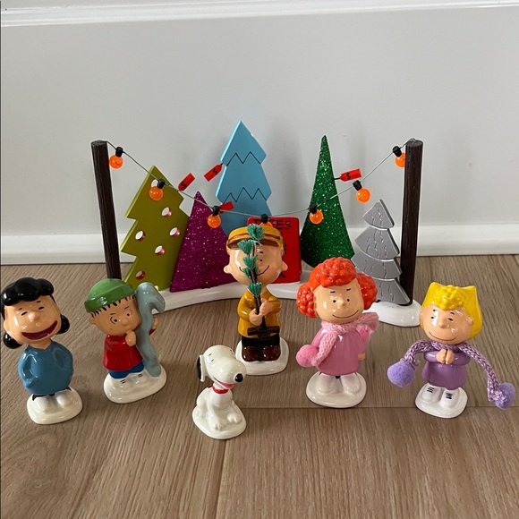 Department 56 “Peanuts Tree Lot” Set - Picture 7 of 14